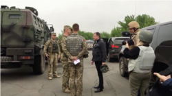 FILE - U.S. Special Representative for Ukraine Negotiations Kurt Volker, third from left, meets with Ukrainian troops at an undisclosed location near Popasna, Donbas region, Ukraine, May 15, 2018. (M. Gongadze/VOA)