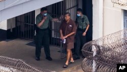 Aktivis prodemokrasi Jimmy Lai berjalan melewati penjara Stanley di Hong Kong, Jumat, 28 Juli 2023. (Foto: AP)