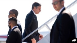 2021年6月12日，在七国集团峰会结束后，美国国务卿布林肯从英国的康沃尔机场登机前往布鲁塞尔。