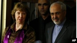 Eron tashqi ishlar vaziri Muhammad Javod Zarif va Yevropa Ittifoqining tashqi siyosatga mas'ul rasmiysi Ketrin Eshton, Jeneva, 10-noyabr, 2013-yil