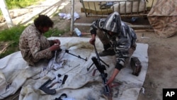 Militan ISIS menyiapkan senjata mereka di kota Deir el-Zour, Suriah (foto: dok). Mayoritas besar warga Arab di 12 negara mempunyai pandangan negatif terhadap ISIS. 