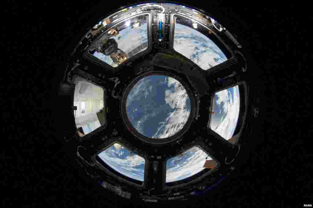 Pemandangan planet Bumi yang terlihat dari ruangan Cupola (kubah) pada Stasiun Antariksa Internasional (ISS) yang berada sekitar 300 kilometer di atas Bumi.