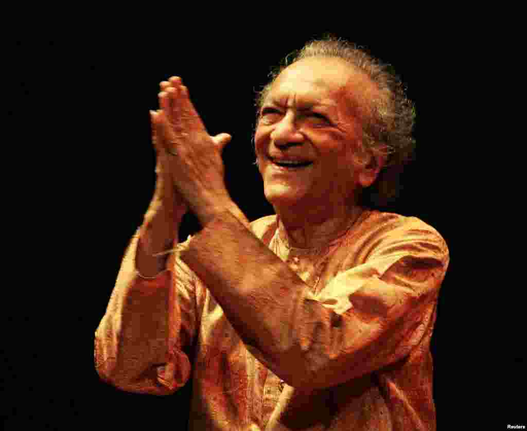 In this July 2, 2005 photograph, Ravi Shankar welcomes the audience during his concert at the Vienna State Opera House.