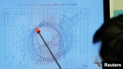 Petugas pengawas gempa dan tsunami di badan meteorolgi Jepang menunjukkan peta gempa Februari 2013. (Foto: Dok)