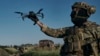 Seorang tentara Ukraina dari brigade ke-28 meluncurkan drone di garis depan dekat Bakhmut, Ukraina, Minggu, 20 Agustus 2023. (AP/Libkos)