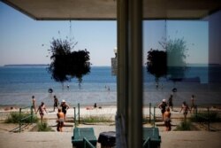 People look for ways to cool off at Willow's Beach during the 'heat dome,' currently hovering over British Columbia and Alberta as record-setting breaking temperatures scorch the province and in Victoria, British Columbia, Canada, June 28, 2021.