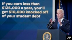 조 바이든 미국 대통령이 17일 백악관에서 대학 학자금 대출 탕감 프로그램 개시를 알리는 연설을 하고 있다.