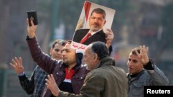 Para pendukung Presiden terguling Mohammed Morsi melakukan unjuk rasa di Lapangan Talaat Harb di Kairo (25/1).