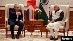 FILE - India's Prime Minister, Narendra Modi (R) meets British Foreign Secretary Boris Johnson in New Delhi, India January 18, 2017. (REUTERS/Cathal McNaughton)