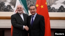中国外长王毅在北京钓鱼台国宾馆会见到访的伊朗外长扎里夫。（2019年12月31日)