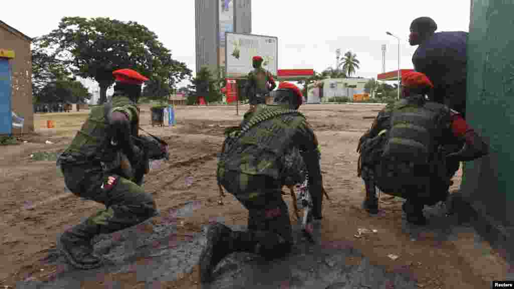 Des agent des forces de l&#39;ordre prennent position, arme à la main et prête à être utilisée, lors d&#39;une émeute à Kinshasa prêt de la télévision nationale congolaise, le 30 décembre 2013. REUTERS/Jean Robert N&#39;Kengo. 