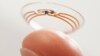 Google ได้ขึ้นทะเบียนสิทธิบัตรเป็นผู้พัฒนา contact lens ที่ทำงานเชื่อมต่อกับสมาร์ทโฟน และทำหน้าที่เป็นกล้องได้
