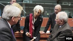 PM Luxembourg Jean-Claude Juncker, Presiden IMF Christine Lagarde, Utusan Menteri Keuangan Jerman Joerg Asmussen dan Menkeu Wolfgang Schaeuble berbincang sesaat sebelum dimulainya pertemuan para menkeu Zona Euro di Brussels 21 Oktober 2011. Uni Eropa tela