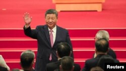 20일 마카오를 방문한 시진핑 중국 국가주석이 손을 흔들어 보이고 있다.