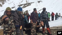 Tentara Nepal mengangkut para pendaki yang mengalami cedera, di kawasan Thorong La pass, Himalaya, Nepal (17/10).