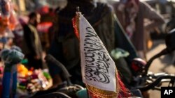 រូបឯកសារ៖ ទង់ជាតិ​តាលីបង់​នៅ​ខាង​មុខ​ម៉ូតូ​មួយ​ក្នុងទីក្រុងកាប៊ុល ប្រទេស​អាហ្វហ្គានីស្ថាន កាលពីថ្ងៃទី២៨ ខែកញ្ញា ឆ្នាំ២០២១។ (AP)