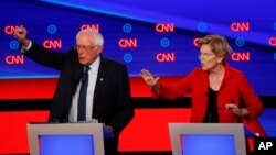 버니샌더스 상원의원(왼쪽)과 엘리자베스 워런 상원의원이 30일 CNN이 주관한 토론에서 발언하고 있다. 