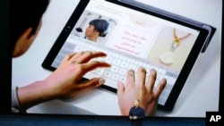 Phil Schiller, présentant le nouveau iPad Pro (AP Photo/Eric Risberg)