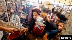 Warga Palestina mengantre untuk mendapatkan makanan di tengah krisis kelaparan di Khan Younis, Gaza Selatan, 24 November 2024. (Foto: Reuters)
