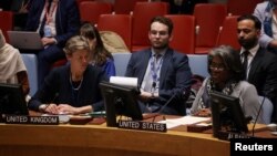 린다 토머스-그린필드 유엔주재 미국대사(오른쪽)가 20일 유엔 안전보장이사회에서 발언하고 있다.