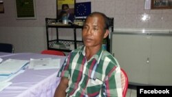 លោក​​​ ហេង សុខ​ វ័យ​ ៤៨​ ឆ្នាំ​ តំណាង​ប្រជាពលរដ្ឋ​ចំនួន​៥០​ គ្រួសារ​ដែល​កំពុង​មាន​វិវាទ​ដី​ទំហំ​១០៣ ហិកតា​​​ ជាមួយ​ក្រុម​ហ៊ុន LYP Group ​របស់​លោក​ លី យ៉ុងផាត់​ សមាជិក​ព្រឹទ្ធសភា​គណបក្ស​ប្រជាជន​កម្ពុជា​ ត្រូវបាន​ចាប់​ខ្លួន​ កាលពីថ្ងៃ​សុក្រ​។ (រូបដកស្រង់ពីហ