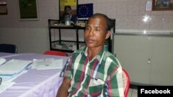 លោក​​​ ហេង សុខ​ វ័យ​ ៤៨​ ឆ្នាំ​ តំណាង​ប្រជាពលរដ្ឋ​ចំនួន​៥០​ គ្រួសារ​ដែល​កំពុង​មាន​វិវាទ​ដី​ទំហំ​១០៣ ហិកតា​​​ ជាមួយ​ក្រុម​ហ៊ុន LYP Group ​របស់​លោក​ លី យ៉ុងផាត់​ សមាជិក​ព្រឹទ្ធសភា​គណបក្ស​ប្រជាជន​កម្ពុជា​ ត្រូវបាន​ចាប់​ខ្លួន​ កាលពីថ្ងៃ​សុក្រ​។ (រូបថតដោយ​លោក អ៊ិន គង់ជិត​​ នៃអង្គការលីកាដូ)