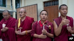 Para biksu Tibet yang ada di pengasingan berdoa bersama untuk mengenang Tenzin Delek Rinpoche, di Dharmsala, India (13/7). (AP/Ashwini Bhatia)