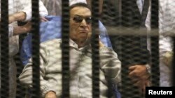 Misrning 85 yoshli sobiq rahbari yuzlab namoyishchilarning o’limida va korrupsiyada ayblanib, so’nggi ikki yildan buyon qamoqda.