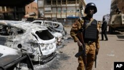 Un soldat monte la garde devant le Splendid Hotel à Ouagadougou, au Burkina Faso, a proximité d’un hôtel à proximité frappe par les jihadistes en signe de résistance à l'extrémisme croissant dans ce pays d'Afrique de l'Ouest. (AP Photo / Sunday Alamba, Fichier)