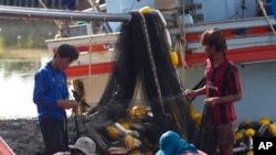 Pekerja migran asal Myanmar di atas kapal nelayan di provinsi Samut Sakhon, sebelah barat Bangkok, Thailand. (AP/Sakchai Lalit)