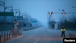 资料照：一名韩国警察在连接朝鲜边境内的开城工业园区站岗。