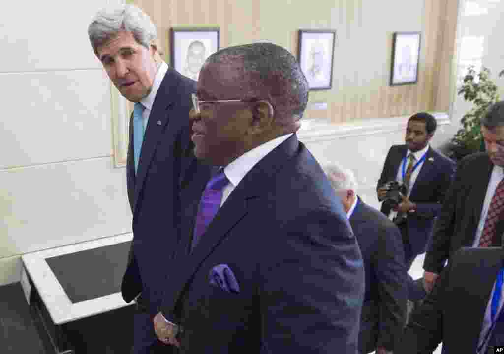 Angola&#39;s Foreign Minister Georges Rebelo Chicoti, right, walks with U.S. Secretary of State John Kerry prior to their meeting at the Finance Ministry in Luanda, Angola, May 5, 2014.