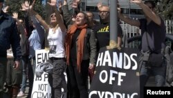 Para demonstran Siprus memrotes kebijakan pemerintahan Presiden Nicos Anastasiades di Nicosia hari Senin (18/3). 