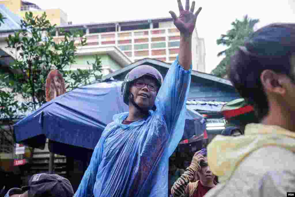 ឪពុក​របស់​បេក្ខជន​ប្រឡង​បាក់ឌុបបោយដៃ​ហៅ​កូន​គាត់​ចេញពី​បន្ទប់​ប្រឡង​ថ្ងៃ​ចុងក្រោយ​នៅ​វិទ្យាល័យ​ព្រះ​យុគន្ធ នៅ​ថ្ងៃ​អង្គារ ទី​២៣ ខែសីហា ឆ្នាំ​២០១៦ នៅ​រាជធានី​ភ្នំពេញ។​ (ឡេង ឡែន/VOA)