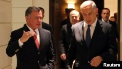 A vendor hands out a special edition of the local newspaper featuring the life of the late Lee Kuan Yew, Singapore, March 23, 2015.