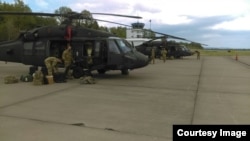 Dva helikoptera UH-60 Black Hawk sletjela u zračnu luku Dubrave kod Tuzle, 3. maj 2021. (Foto: Ministarstvo odbrane BiH)