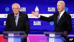 2020年2月25日民主党总统参选人桑德斯（左）和前副总统拜登在南卡罗来纳州查尔斯顿辩论