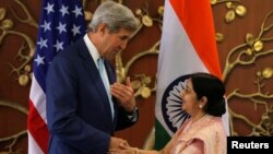 លោក John Kerry ចាប់​ដៃ​ជា​មួយ​លោក​ស្រី​ Sushma Swaraj រដ្ឋ​មន្ត្រី​ការបរទេស​ឥណ្ឌា​ មុន​ពេល​ចាប់​ផ្តើម​ការ​ប្រជុំ​មួយ​នៅ​ក្នុង​ក្រុង​ញូវដេលី​ កាល​ពី​ថ្ងៃ​៣០ ខែ​សីហា​នេះ។