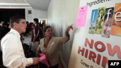 President Barack Obama is welcomed by South Korean President Park Geun-hye at the Blue House in Seoul, April 25, 2014. 