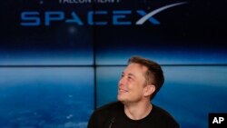 ARSIP - Elon Musk, pendiri, CEO, dan perancang utama SpaceX, berbicara dalam sebuah konferensi pers setelah roket Falcon 9 milik SpaceX meluncur dengan sukses dari Kennedy Space Center di Cape Canaveral, Florida, Selasa, 6 Februari 2018 (foto: AP Photo/John Raoux)