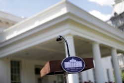 백악관 웨스트윙에 설치된 연단.