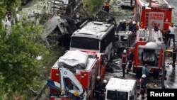 Forensic experts (L) and firefighters stand beside a Turkish police bus which was targeted in a bomb attack in a central Istanbul district, Turkey, June 7, 2016. (REUTERS/Osman Orsal)