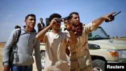 Arhiva - Libijski borci posmatraju pozicije Islamse države u blizini Sirta u Libiji, mart 2015.