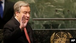 Antonio Guterres prete serment comme secrétaire général de l'ONU.