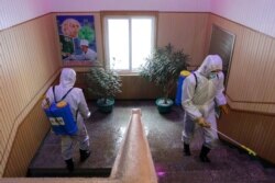 지난달 북한 평양 건물을 신종 코로나바이러스 방역 요원이 소독하고 있다.