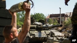 រូបថតឯកសារ៖ ពួកឧទ្ទាម​គាំទ្រ​រុស្ស៊ី​កំពុង​បញ្ចូលគ្រាប់​ក្នុង​រថក្រោះ​ នៅ​ជិត​ទីក្រុង ​Donetsk ភាគខាងកើត​នៃ​ប្រទេស​អ៊ុយក្រែន។ 