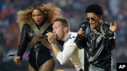 Beyoncé, Coldplay singer Chris Martin and Bruno Mars perform during halftime of the NFL Super Bowl 50 football game Sunday, Feb. 7, 2016, in Santa Clara, Calif. (AP Photo/Julio Cortez)