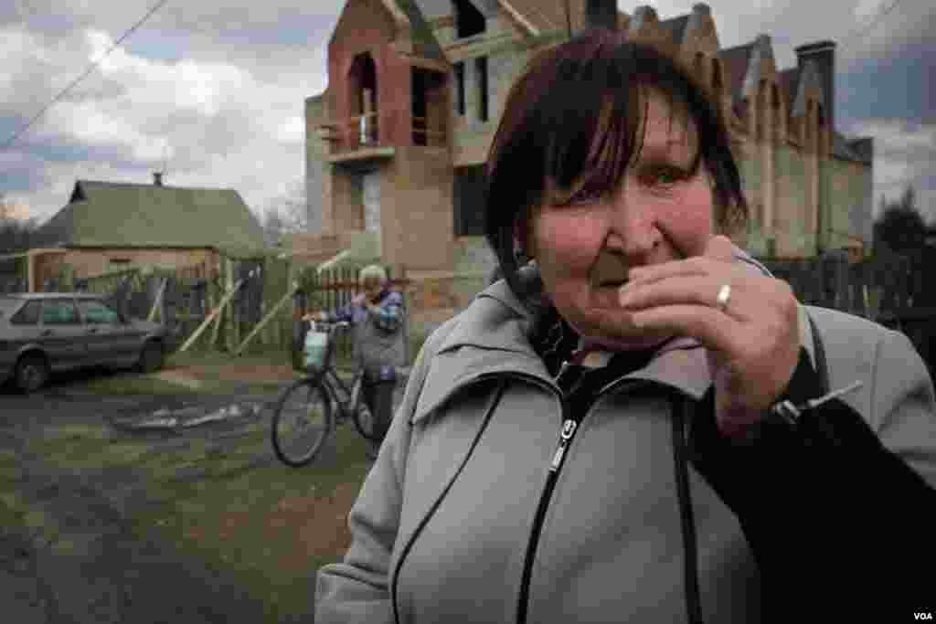 Local resident Lida cries outside Noah&#39;s Ark Church in the town of Krasnohorivka, saying, &ldquo;in Kyiv they are far from reality, they cannot understand that war came to this town.&quot; (Adam Bailes/VOA)
