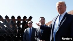 Presiden Donald Trump mengunjungi bagian dari tembok perbatasan di Otay Mesa, California, 18 September 2019.