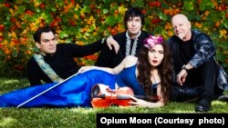 اعضای گروه موسیقی افیون ماه. آرشیو